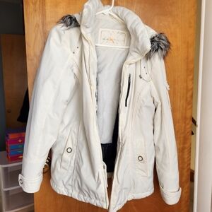 Stylish White Winter Jacket with Faux Fur Trim